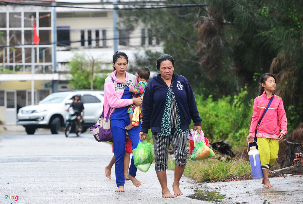 Đất Mũi nhộn nhịp trở lại sau bão Tembin